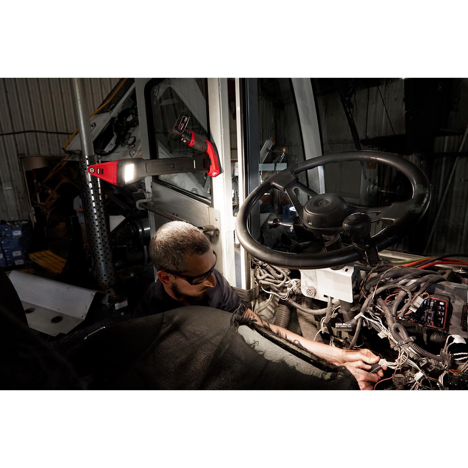 Milwaukee Tool 2126-20 Milwaukee M12 Underbody Lights | DX Milwaukee Tool 2126-20 Milwaukee M12 Underbody Lights | DX